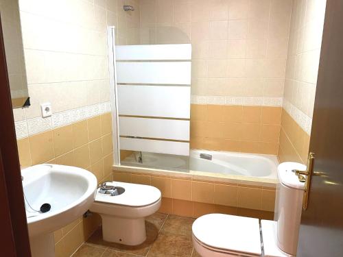 uma casa de banho com um WC, um lavatório e uma banheira em Costa Esuri Golf y Playa IV em Ayamonte