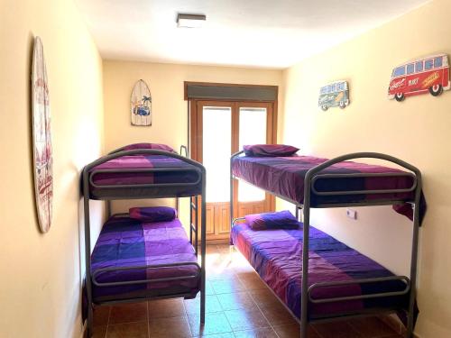 2 literas en una habitación con sábanas moradas en Costa Esuri Golf y Playa IV, en Ayamonte