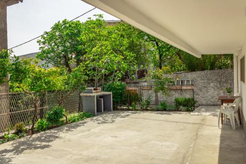 a patio with a fence and a table and chairs at Rooms Molabeciri in Ulcinj