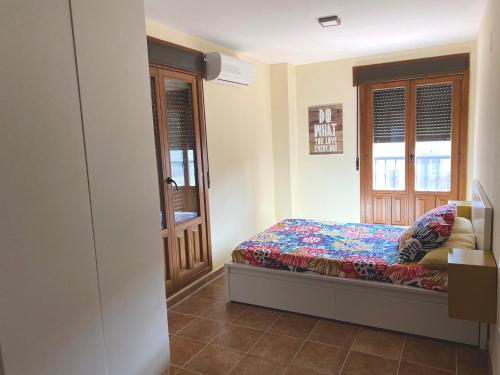 Schlafzimmer mit einem Bett und einem Fenster in der Unterkunft Costa Esuri Golf y Playa II in Ayamonte