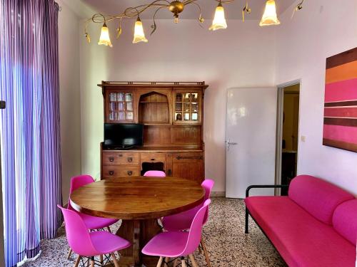 カスティリオーネ・デッラ・ペスカーイアにあるMeriのダイニングルーム(木製テーブル、ピンクの椅子付)