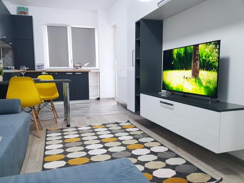 soggiorno con TV a schermo piatto e armadio di Yellow House Luxury Berceni a Bucarest