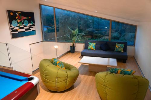 Ein Sitzbereich in der Unterkunft Villa Jessivia Beach