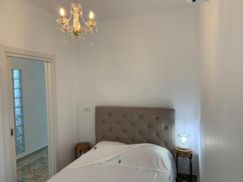 una camera da letto con un letto e un lampadario di Casa Térrea 2 Pax Olhão a Olhão