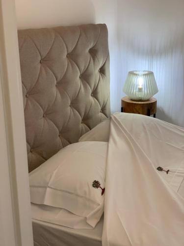 un letto con un testata e una lampada su un tavolo di Casa Térrea 2 Pax Olhão a Olhão