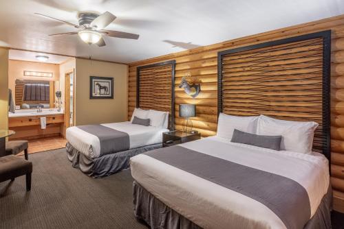 Habitación de hotel con 2 camas y ventilador de techo. en Canyons Lodge- A Canyons Collection Property, en Kanab