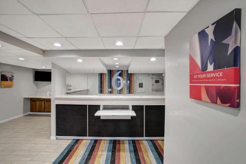 a lobby of a hospital with a waiting room at Motel 6 Carlisle, PA - Cumberland Valley in Carlisle