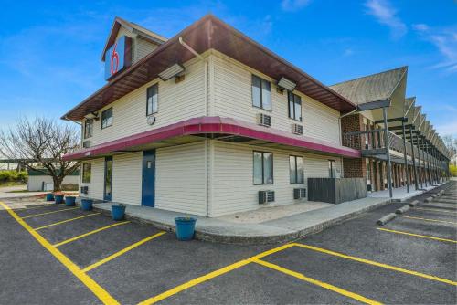 a building in a parking lot in front at Motel 6 Carlisle, PA - Cumberland Valley in Carlisle