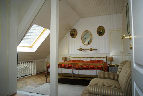 - une chambre avec un lit rouge et une fenêtre dans l'établissement Pension Genengerhof, à Viersen