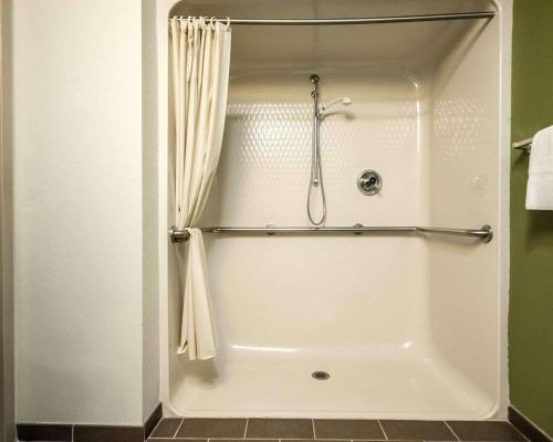 uma casa de banho com chuveiro e cortina de chuveiro em Sleep Inn Louisville Airport & Expo em Louisville