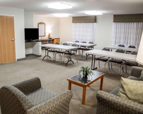 Телевизор и/или развлекательный центр в Sleep Inn & Suites Davenport - Quad Cities