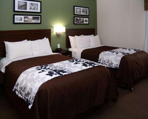 Un pat sau paturi într-o cameră la Sleep Inn Horn Lake-Southaven