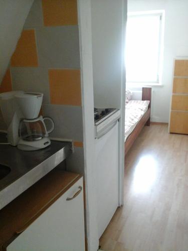 cocina con nevera blanca en una habitación en Babel, en Trier