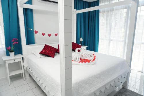 Beit Azzahra Private Pool Villa at Pantai Batu Hitamにあるベッド