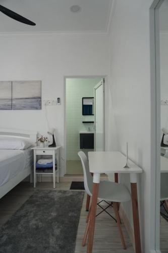 Beit Azzahra Private Pool Villa at Pantai Batu Hitamにあるベッド