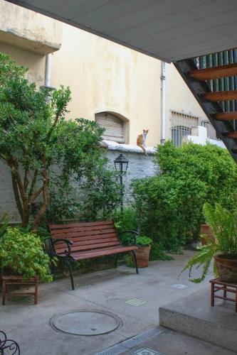 a cat sitting on a ledge next to a bench at De Blasis Budget Rooms in Santiago