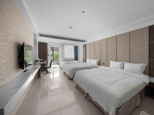 Postel nebo postele na pokoji v ubytování Gamalan Spring Hotel