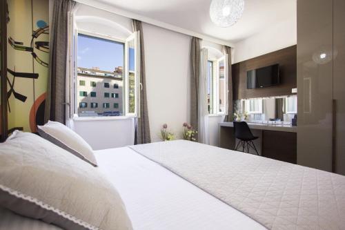 ein Schlafzimmer mit einem großen weißen Bett und einem Fenster in der Unterkunft Argentum Luxury Apartment in Split