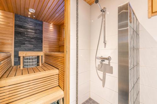 列維的住宿－Arctic Star Levi - Riekon Lumo，带淋浴和浴缸的桑拿浴室