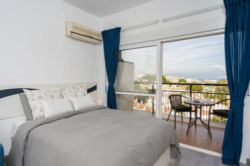 1 dormitorio con 1 cama y balcón con vistas. en HOLIDAY RENTALS PISCINA, PLAYA PARKING a 5 min caminando del PUERTO DE BENALMADENA, en Benalmádena