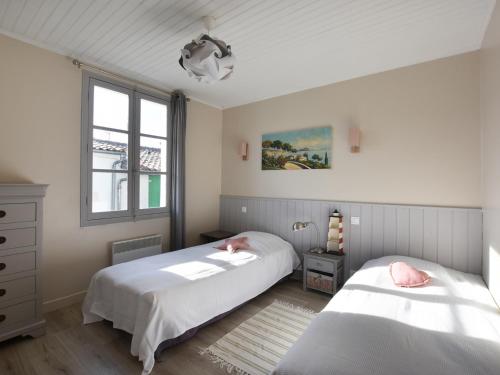 ラ・クアルド・シュル・メールにあるVilla La Couarde-sur-Mer, 8 pièces, 12 personnes - FR-1-258-59のベッドルーム1室(ベッド2台、窓付)