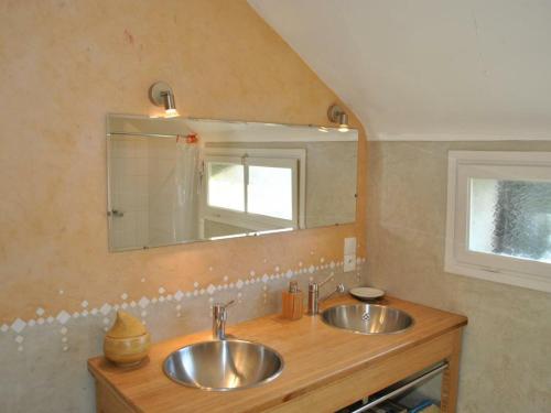 een badkamer met 2 wastafels en een spiegel bij Gîte Fondettes, 3 pièces, 4 personnes - FR-1-381-380 in Fondettes