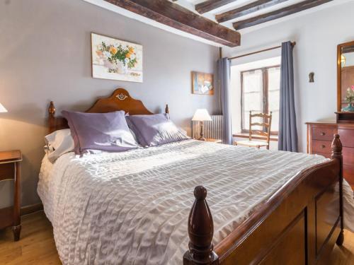 ein Schlafzimmer mit einem großen Bett und einem Fenster in der Unterkunft Gîte Teillé, 3 pièces, 4 personnes - FR-1-306-1142 in Teillé