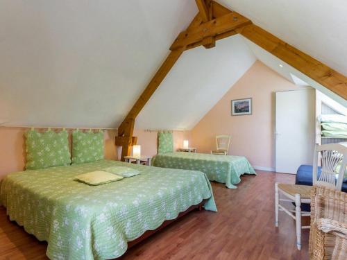 1 Schlafzimmer mit 2 Betten im Dachgeschoss in der Unterkunft Gîte La Chapelle-des-Marais, 3 pièces, 6 personnes - FR-1-306-863 in La Chapelle-des-Marais