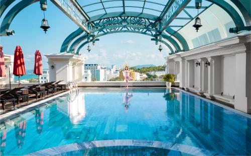 AVS Hotel Phu Quoc في فو كووك: مسبح كبير في مبنى بسقف زجاجي