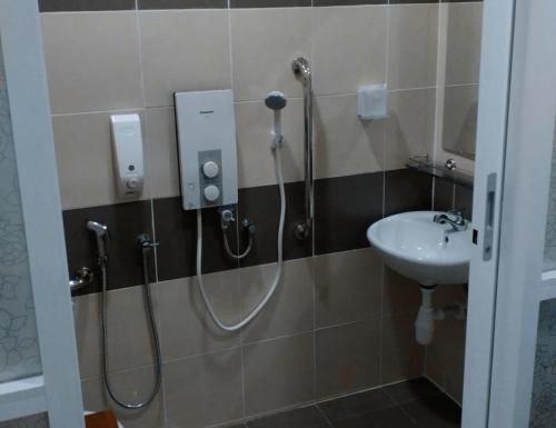 a bathroom with a shower and a sink at Sun Inns Hotel Ayer Keroh in Ayer Keroh