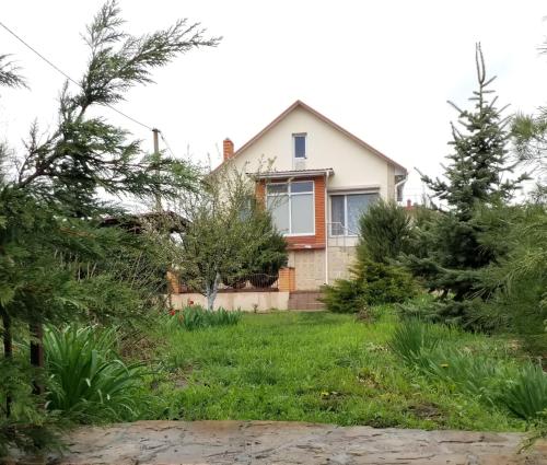 una casa con alberi nel cortile di Дача в Санжейке с уютной территорией для отдыха у Чёрного моря a Sanzhiyka