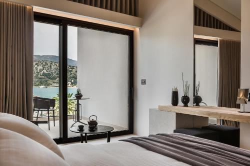 Una cama o camas en una habitación de Canale Hotel & Suites