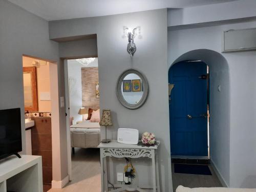 a room with a blue door and a bedroom at La puerta azul en el corazón de Cádiz in Cádiz