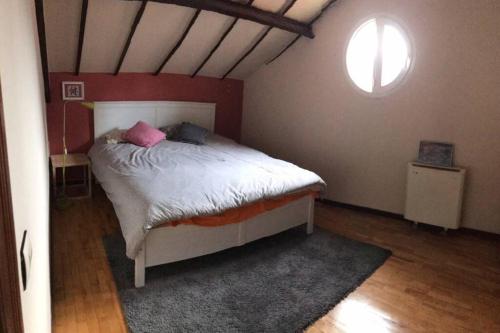 - une chambre avec un lit et une fenêtre dans l'établissement Apartamento en pleno Centro CATEDRAL, à Oviedo