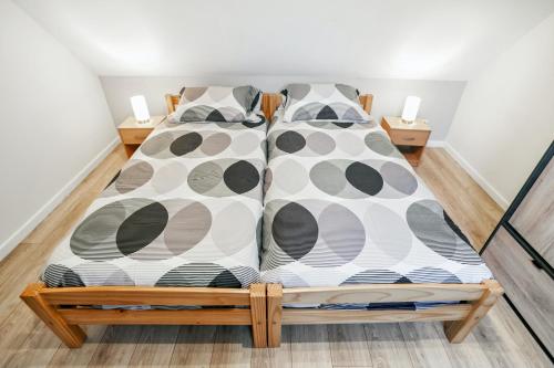 1 dormitorio con 2 camas con lunares en Maison de 2 chambres avec jardin clos et wifi a Stotzheim, en Stotzheim