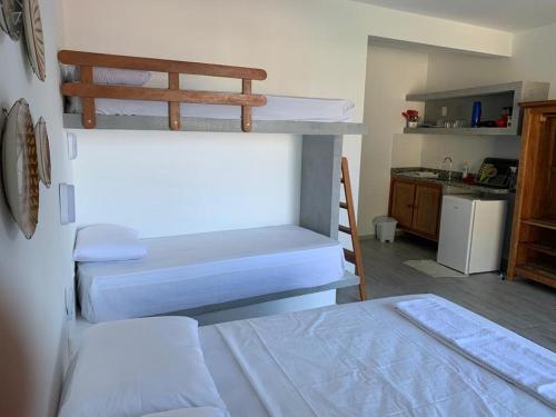מיטה או מיטות קומותיים בחדר ב-Apartamentos de Juan