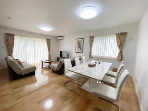 Posezení v ubytování Miyakojima Villa Charles