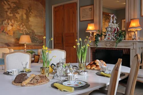 - une table avec du pain et des viennoiseries dans l'établissement Chambres d'hôtes La Tour Sainte-Cécile, à Albi