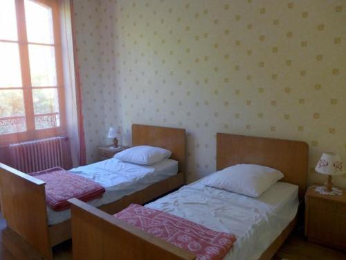 2 łóżka w małym pokoju z 2 oknami w obiekcie Gîte Anrosey, 4 pièces, 8 personnes - FR-1-611-11 w mieście Anrosey