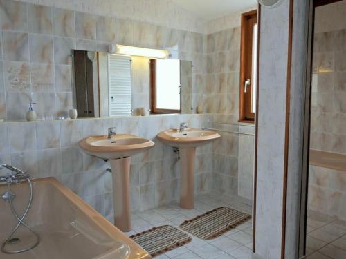 y baño con 2 lavabos y bañera. en Gîte Champigny-sous-Varennes, 3 pièces, 5 personnes - FR-1-611-2, 
