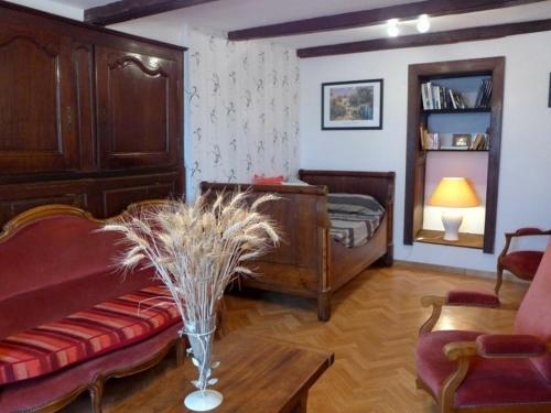 sala de estar con sofá y mesa en Gîte Chaumont-la-ville, 2 pièces, 2 personnes - FR-1-611-36, 