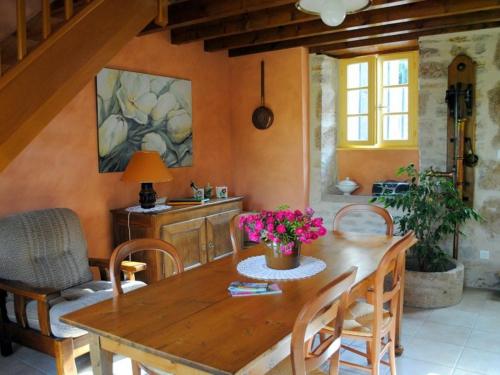 comedor con mesa de madera y sillas en Gîte Langres, 2 pièces, 2 personnes - FR-1-611-43, en Langres