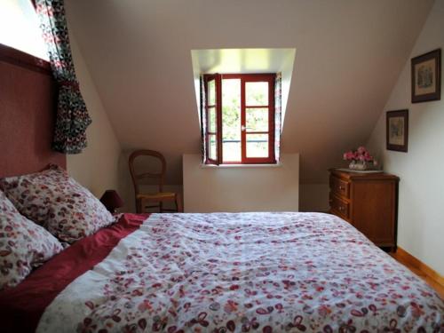 Un dormitorio con una cama grande y una ventana en Gîte Langres, 2 pièces, 2 personnes - FR-1-611-43, en Langres