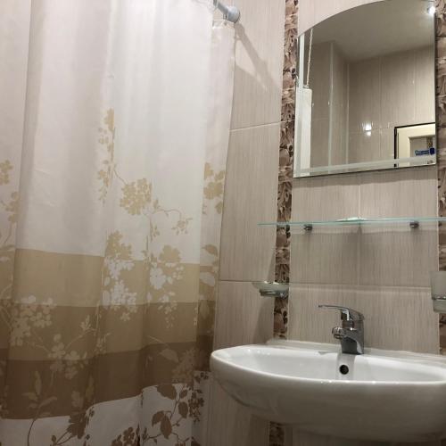 un bagno con lavandino e specchio di Hotel Atol a Sunny Beach