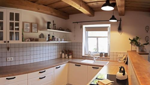 Kuchyň nebo kuchyňský kout v ubytování Na domečku
