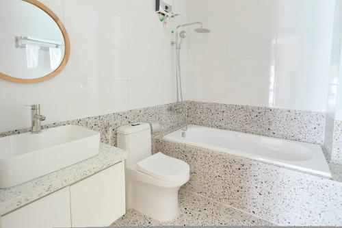 Bilik mandi di Larimar Villas Cô Giang