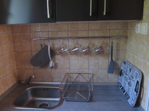 blat kuchenny ze zlewem i zlewem w obiekcie Tutijó Házikó w mieście Balatonfenyves