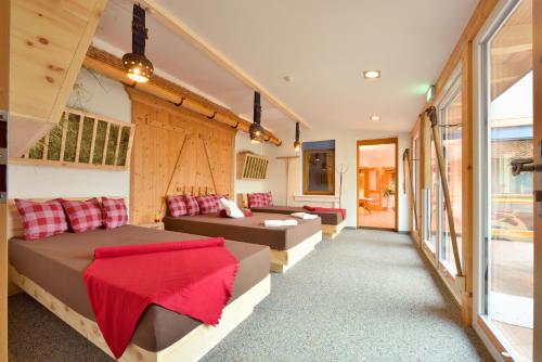 pokój z 2 łóżkami i kanapą w obiekcie Chalets am Rößle w mieście Todtmoos