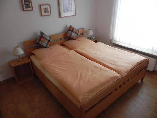 a large bed in a bedroom with a window at Ferienhaus "Ole Au", Ferienwohnung, Monteure, Unterkunft, Office in Oldershausen