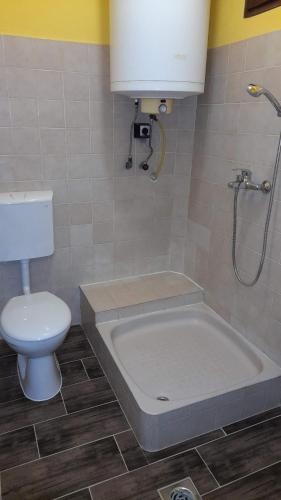 Ein Badezimmer in der Unterkunft Centrum Apartman
